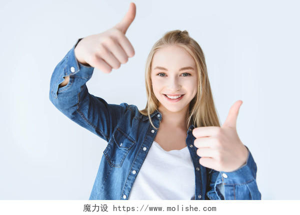 微笑的青少年女孩看着相机和显示孤立在白色竖起大拇指的肖像点赞加油点赞手势